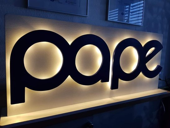 pape Logo beleuchtet
